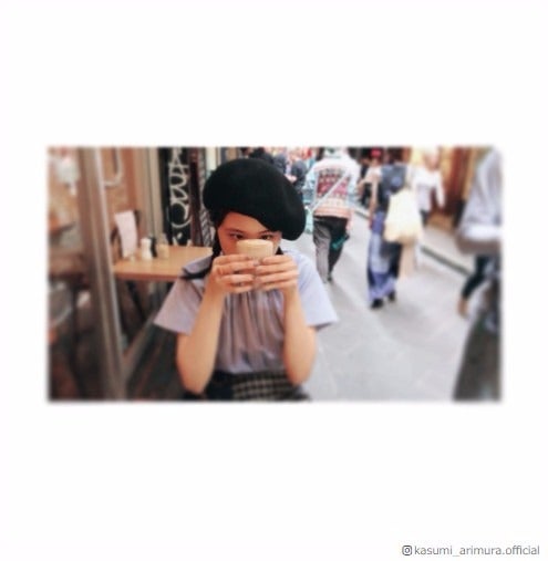 有村架純の”寄り目ショット”がお茶目！三つ編み＆ベレー帽ファッションにも注目