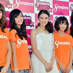 武井咲(中央)と「ミスセブンティーン2012」に決定した4名(左から)藤井サチ、岡崎紗絵、広瀬すず、高堰うらら