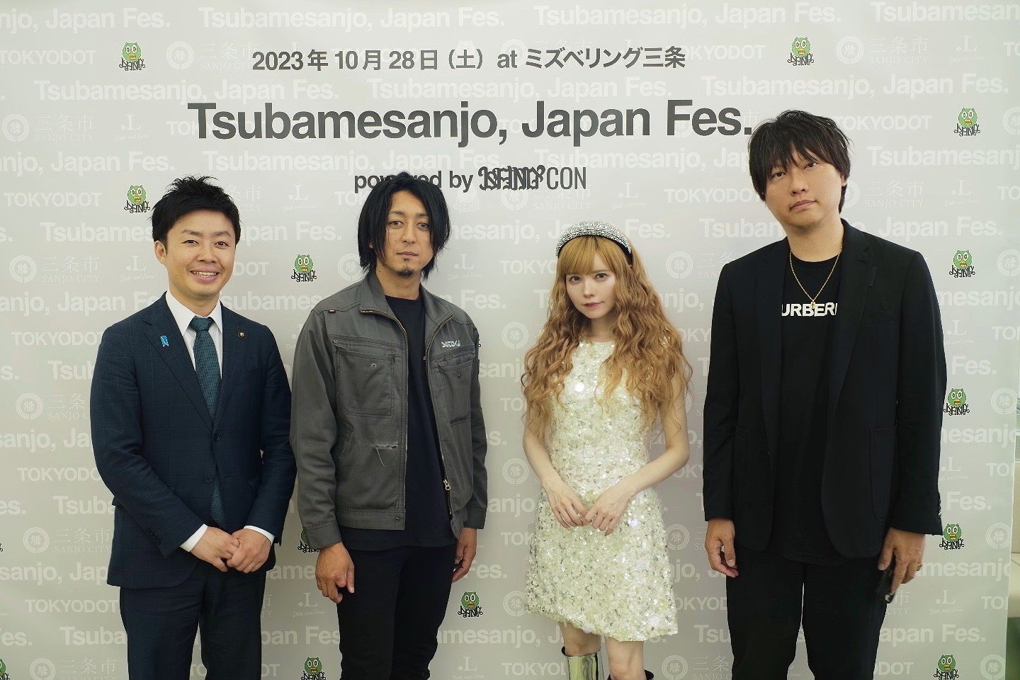 （左から3番目）益若つばさ（提供写真）