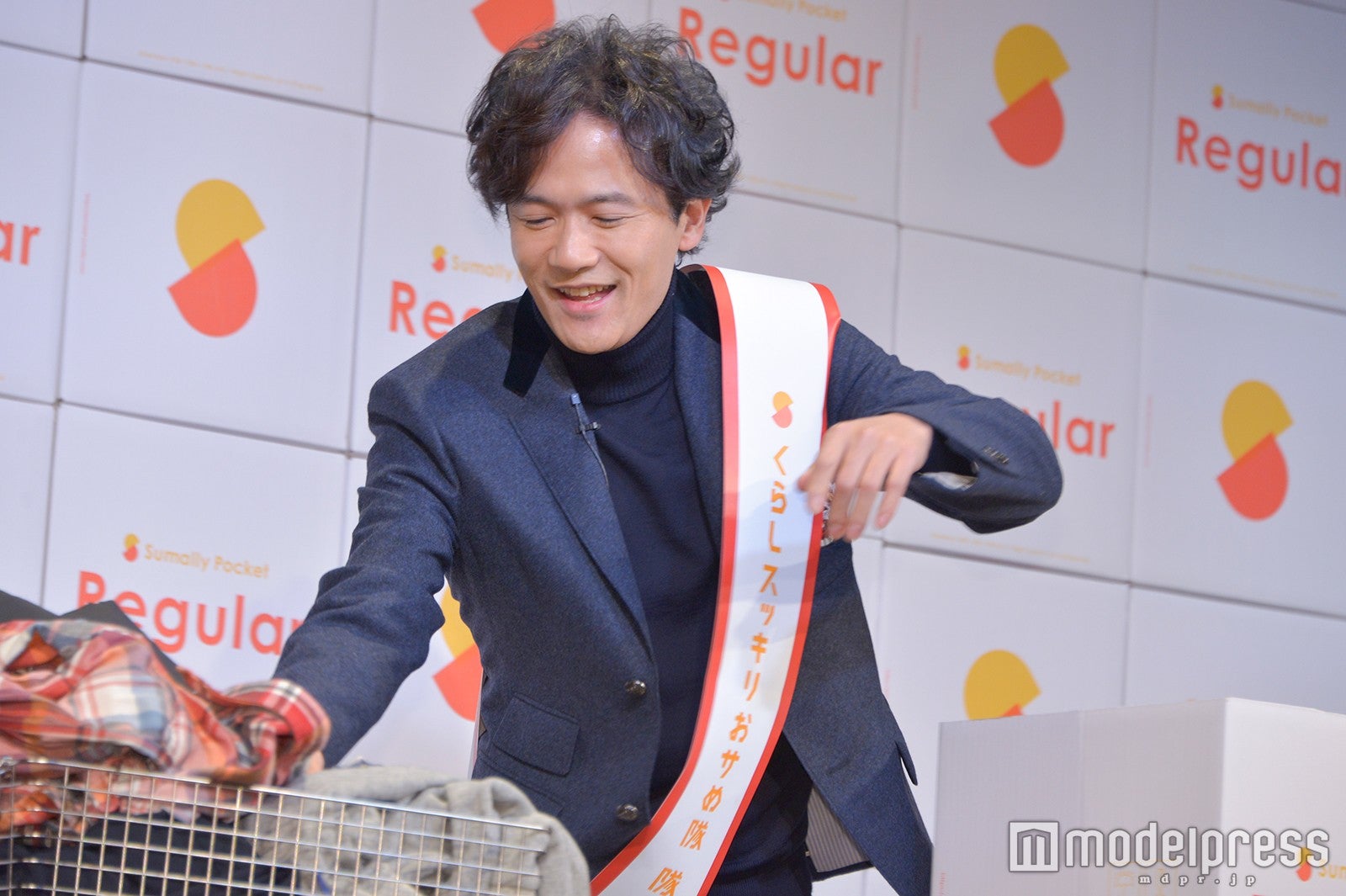 大慌てで箱詰めチャレンジする稲垣吾郎 （C）モデルプレス