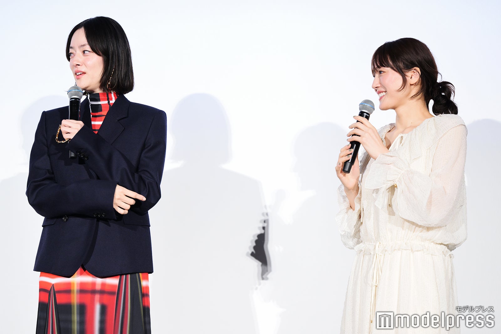 市川実日子、綾瀬はるか（C）モデルプレス