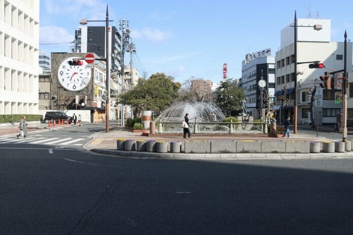 西川緑道公園を横断
