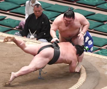 大相撲 合計84歳の元関取対決、鳰の湖が初日「ああいう人に勝てたのは感慨ぶかい」