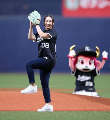「ずっとニコニコで素敵」人気女子ゴルファーが京セラD降臨 ノーバンならずも笑顔のワンバン投球に反響「ナイスピッチ」「お肌きれい」