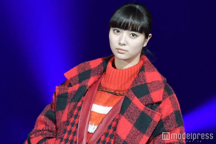 ランウェイトップバッターを飾った新川優愛(C)モデルプレス