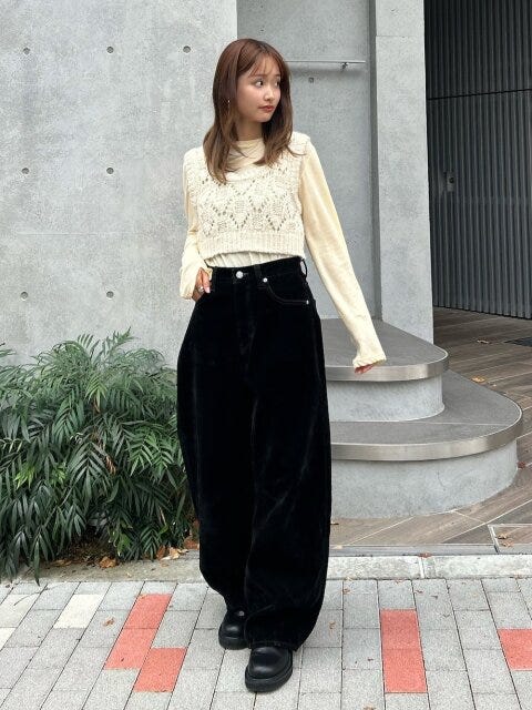 異素材の組み合わせで奥行きたっぷりに ショートニットベストカーブパンツコーデ