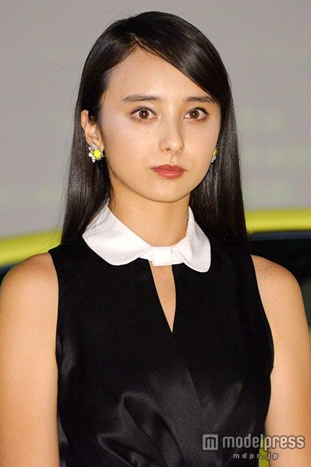 センターパートのロングヘアが定着している石田ニコル