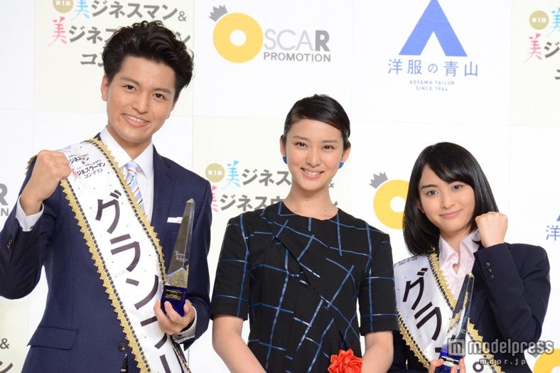 「第1回美ジネスマン＆美ジネスウーマンコンテスト」グランプリに輝いた長濱慎さん（27）、菊田彩乃さん（18）、審査員＆プレゼンターをつとめた武井咲