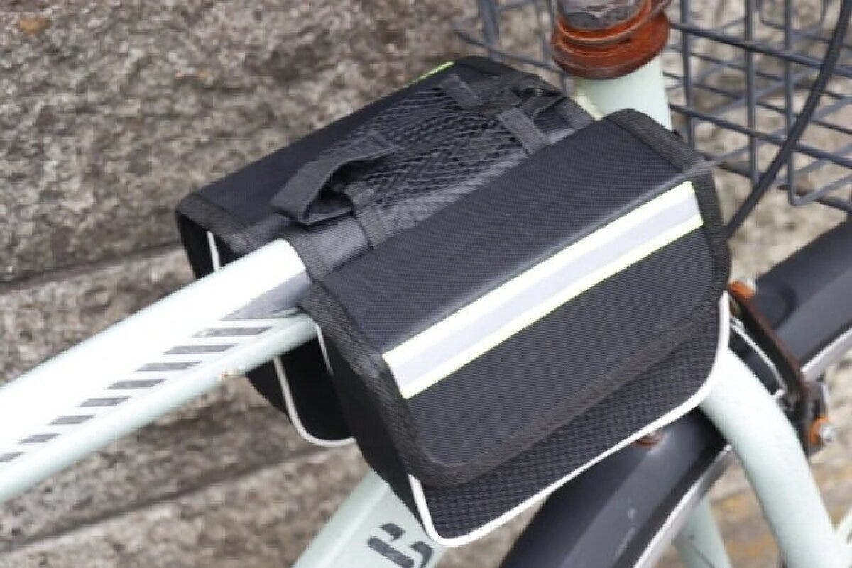 自転車のトップチューブに黒いダブルバッグが取り付けられている様子