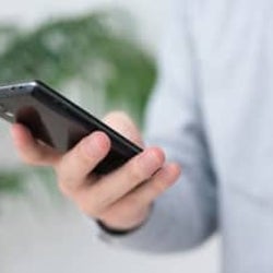 相談してもスマホをいじるだけの夫…忙しさを理解してくれず不満爆発!