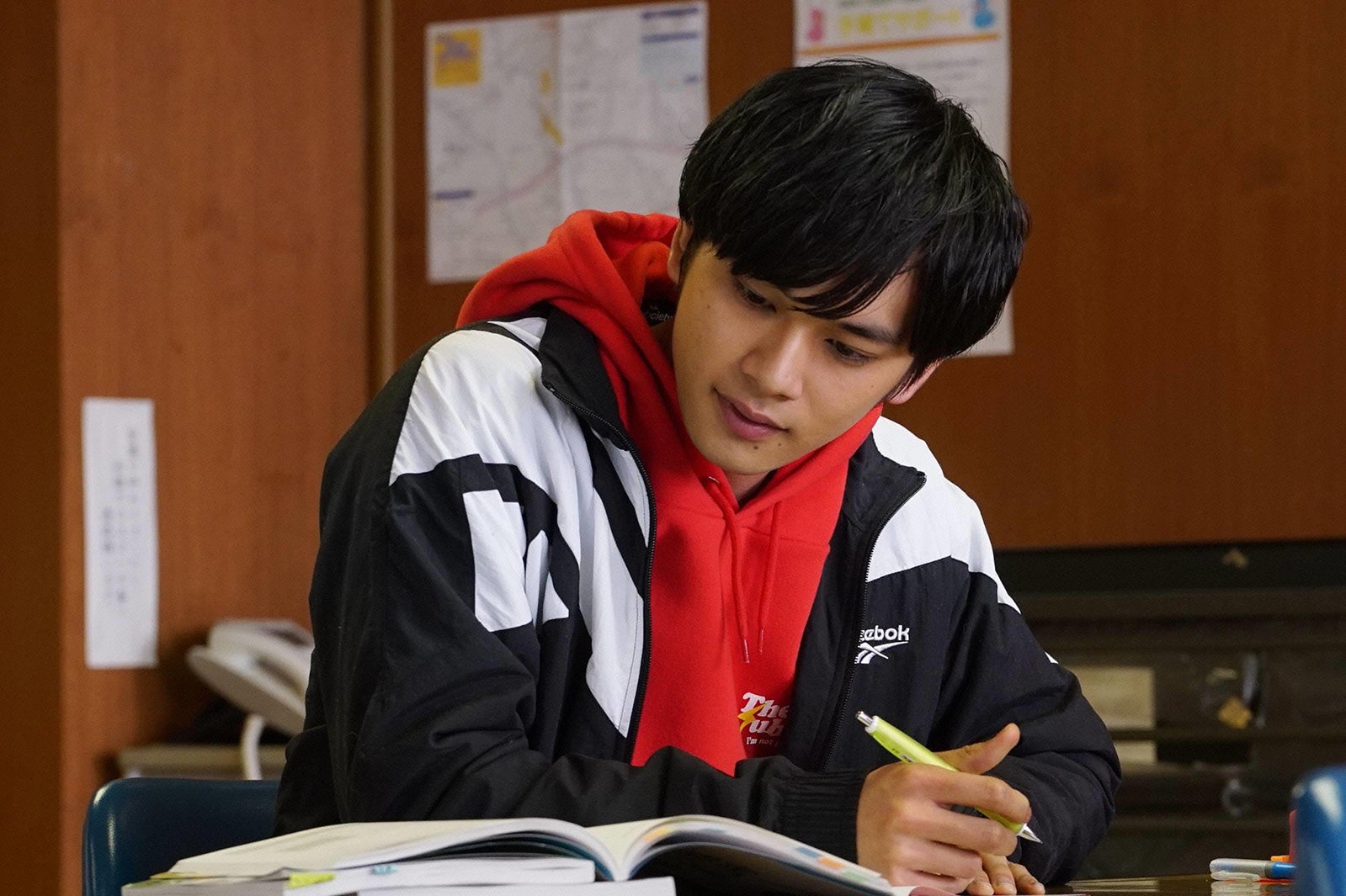 北村匠海／「隣の家族は青く見える」第8話より（C）フジテレビ