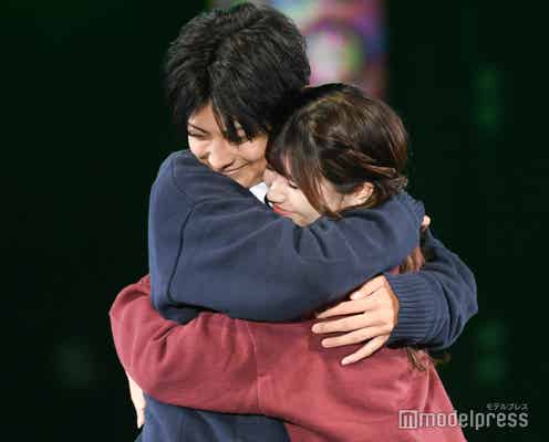 「今日好き」けんみあカップル、頭ポンポン・ハグ・ほっぺむぎゅ…“胸キュン仕草”連発【札幌コレクション 2024 A/W】