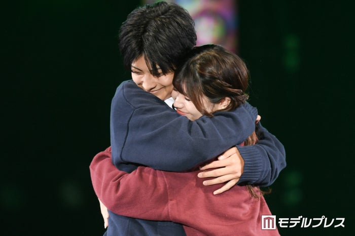 「今日好き」けんみあカップル、頭ポンポン・ハグ・ほっぺむぎゅ…“胸キュン仕草”連発【札幌コレクション 2024 A／W】