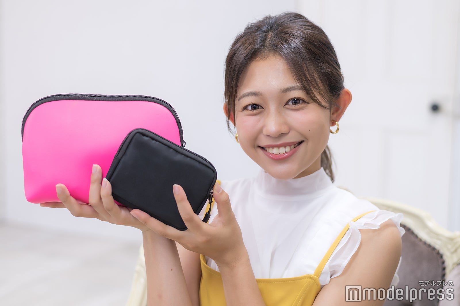 松崎涼佳アナに普段使っているコスメを見せていただきました！（C）モデルプレス
