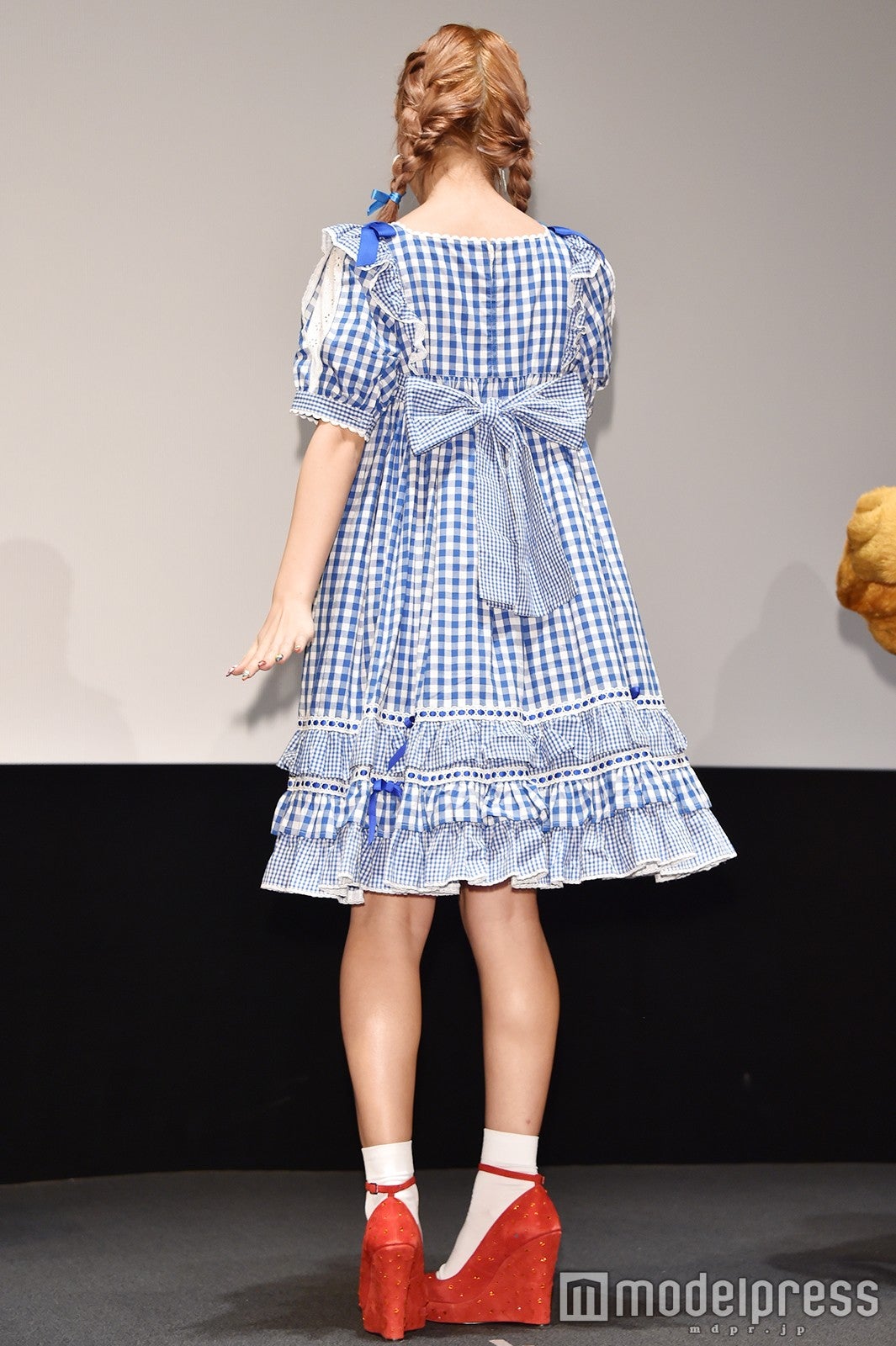 ドロシー風フリル&リボンのワンピースがキュート！／藤田ニコル（C）モデルプレス