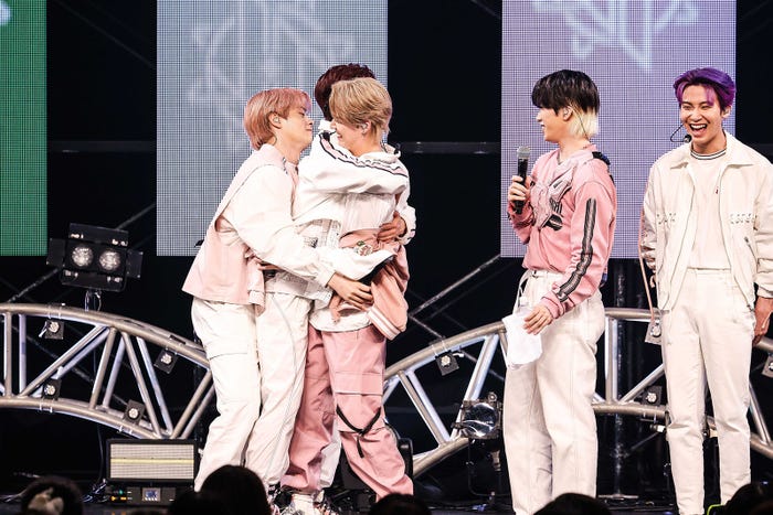 河野純喜と白岩瑠姫のハグに鶴房汐恩が加わる/JO1 2ND ALBUM「KIZUNA」リリース記念イベント(C)LAPONE ENTERTAINMENT