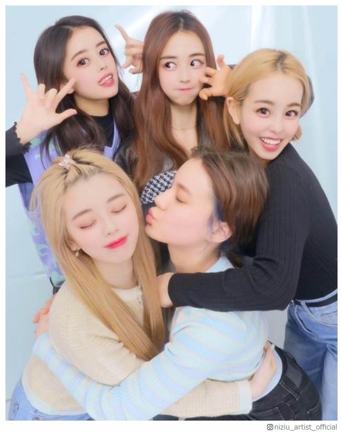 NiziUリク、メンバーとの密着プリクラ公開「お人形さんみたいで可愛い」と絶賛の声