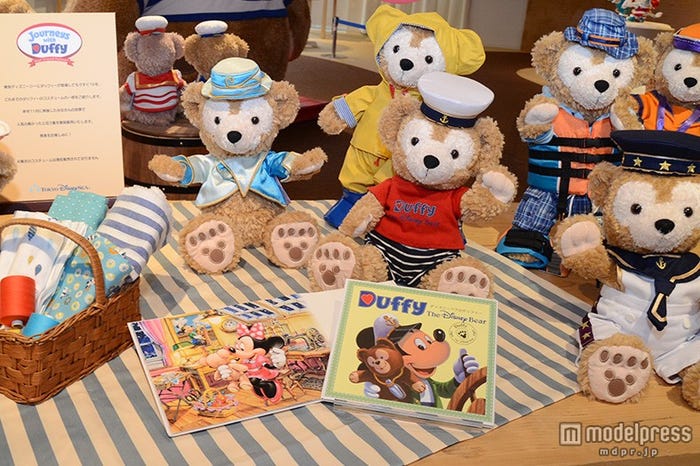 過去に販売されたコスチュームを身につけたダッフィー
