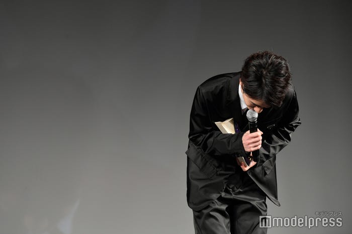 トロフィーを大事に抱えながらお辞儀をする赤楚衛二(C)モデルプレス