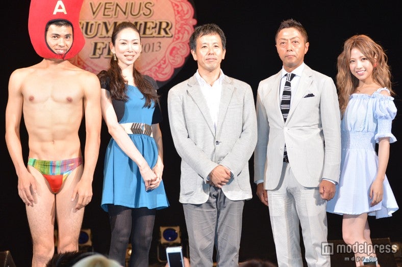 （左）小島よしお、（右）舟山久美子（くみっきー）