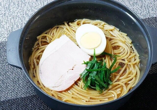 セリアの1.4Lのグレーのレンジ鍋で作ったラーメン