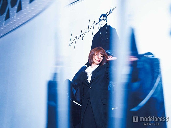 乃木坂46橋本奈々未ら ヨウジヤマモトとモードなファッションコラボ モデルプレス