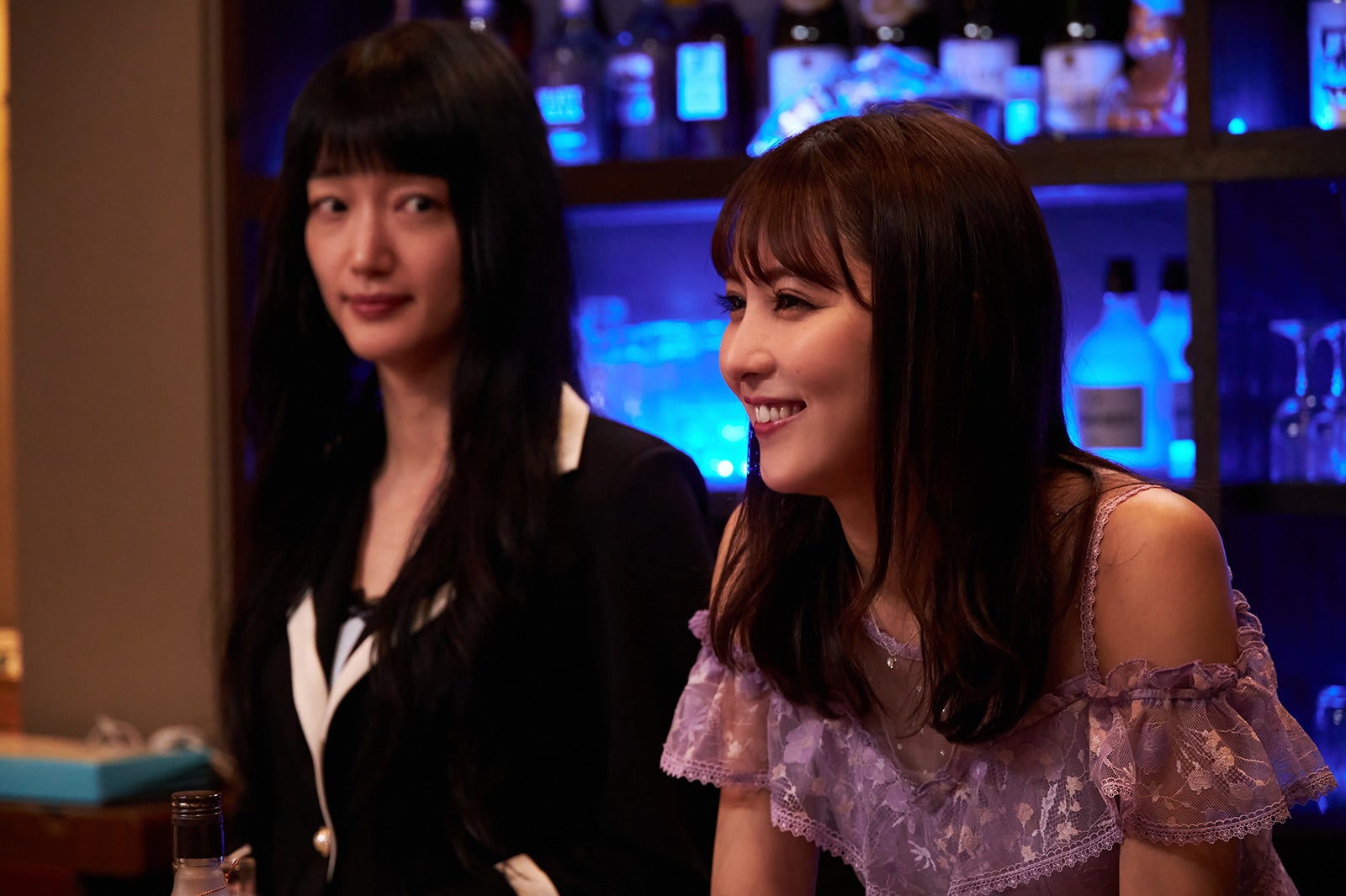 入山法子、石川恋（C）「明日、私は誰かのカノジョ」製作委員会・MBS