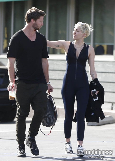 マイリー・サイラス、恋人パトリックのピザ店オープニングに登場