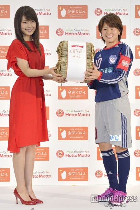 （左から）有村架純、宮間あや選手