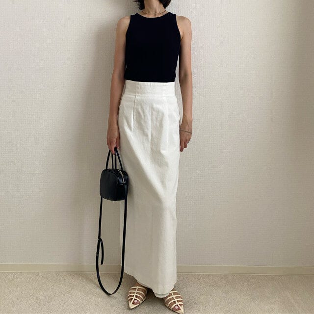アメリカンスリーブブラタンクトップ　モノトーン　スカート　コーデ