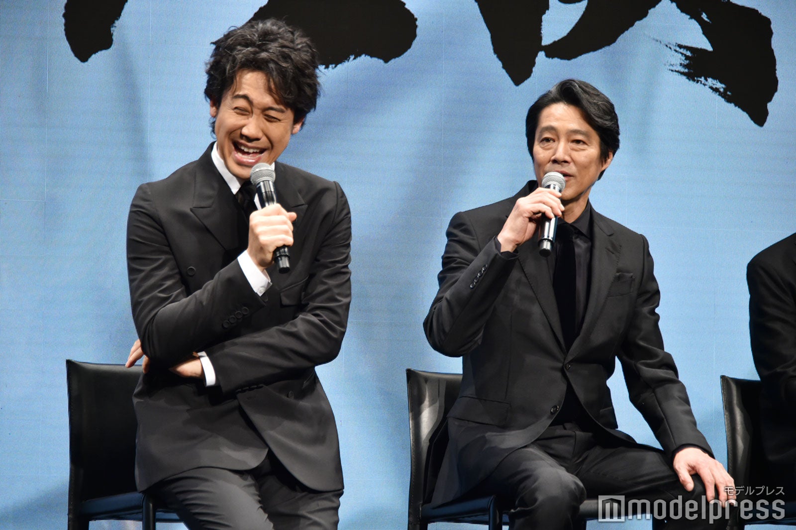 楽しそうな大泉洋と堤真一（C）モデルプレス