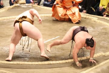 関脇霧島が初黒星 王鵬にはたき込まれ土 役力士の全勝消える 欧勝馬と阿炎が5連勝