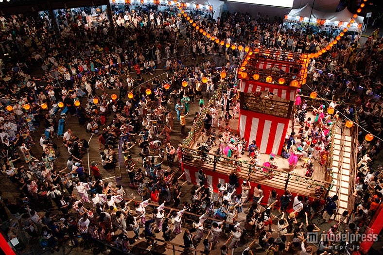 グルメ屋台も多数出店、過去最大規模の盆踊りでお祭り騒ぎ