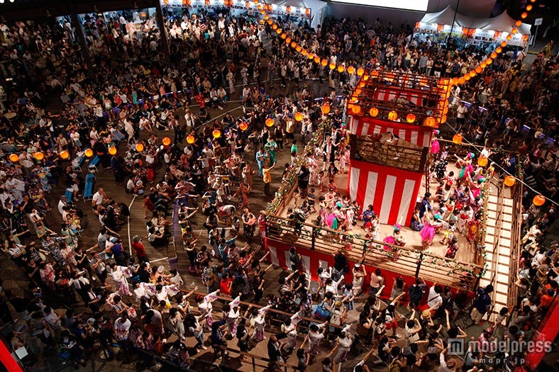 グルメ屋台も多数出店、過去最大規模の盆踊りでお祭り騒ぎ