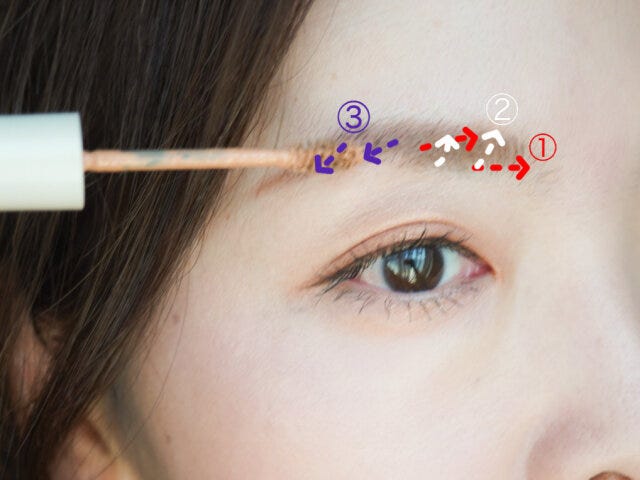 ポイント3：繊維入り眉マスカラでふんわり感を演出