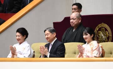 大波乱の天覧相撲 天皇、皇后両陛下、愛子さまも笑顔で拍手を送り続ける 館内の声援に応じる様子も