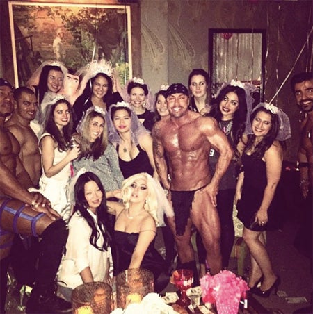 レディー・ガガ、ストリップとピザでパーティー