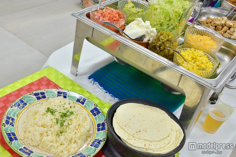 おかずを巻いて食べるトルティーヤやライスも用意