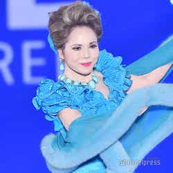 モデルプレス - デヴィ夫人、ゴージャスドレスで舞う 「ガルアワ」シークレット出演<GirlsAward 2018 A/W>