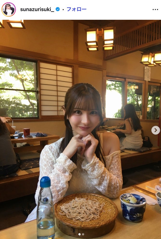 仮面高校生の妹で話題・すなずりかりん、グッズ装備のミニスカコーデでアイドルライブ鑑賞「スタイルがレベチ」「脚長い」と反響
