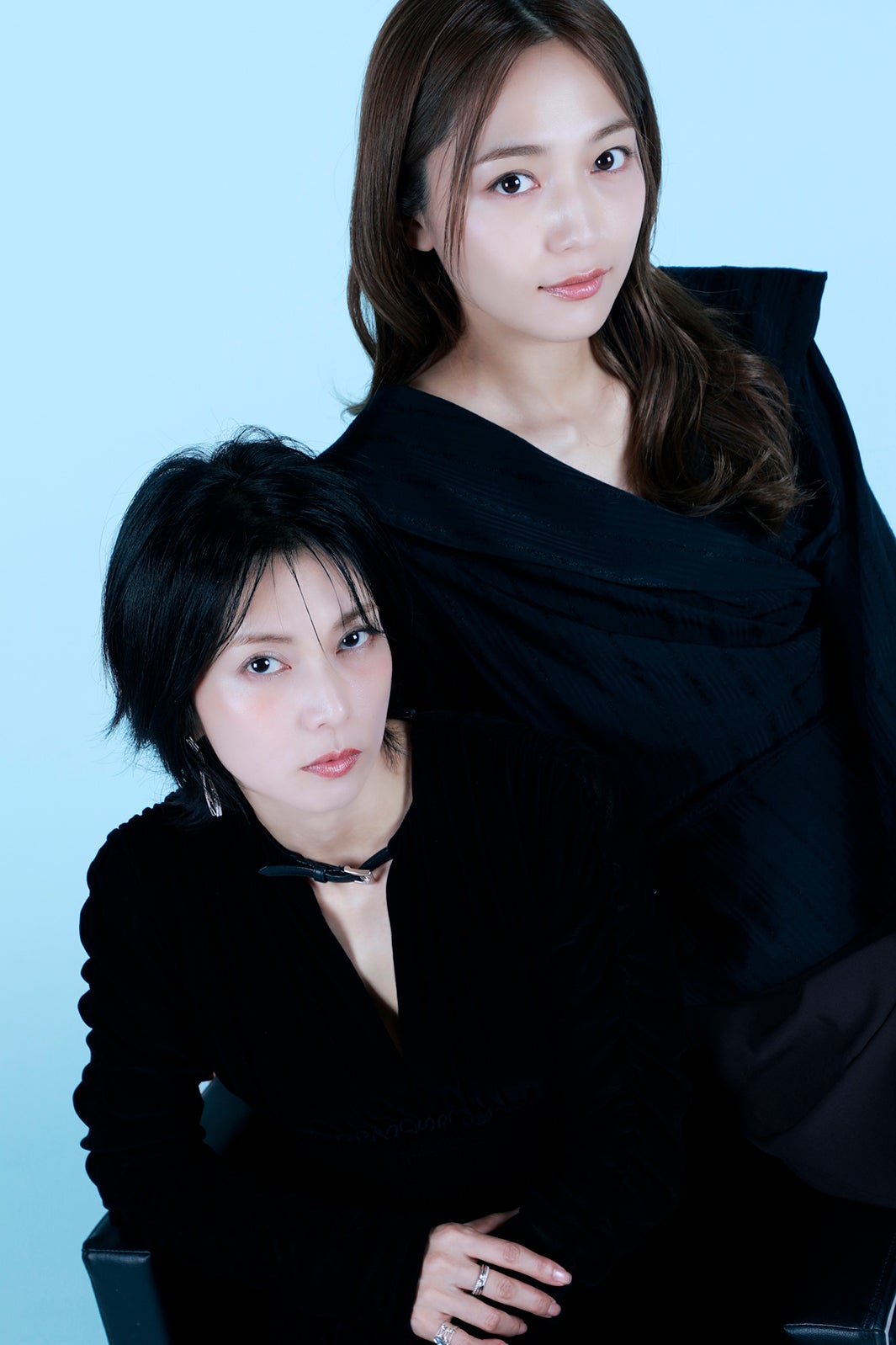 柴咲コウ／衣装 ドレス：FETICO（THE WALL SHOWROOM）、ピアス ：avgvst、ピアス、リング2点：norme※その他スタイリスト私物 川口春奈／衣装 ブラウス、パンツ：FETICO、イヤカフ：avgvst、リング2点：HOORSENBUHS／スタイリスト：緒方なぎさ（サブレットプラージュ）（提供写真）