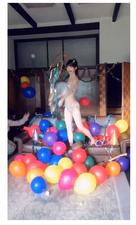 NGT48荻野由佳、ビキニ姿で白肌美ボディ大胆露出“斬新”な動画に反響殺到