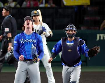 DeNA 助っ人右腕が異例の行動 表彰式後の光景に「そら甲子園ですけど」実況アナも思わず紹介 マウンドの砂を集め深々と一礼 ファン感動「負けてないのに」「紳士」