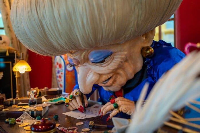 『千と千尋の神隠し』の湯婆婆がいる部屋は「にせの館長室」。千尋の契約書などが空中を舞っています