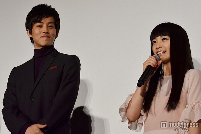 【左から】松坂桃李、miwa