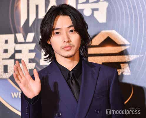 山崎賢人、ヒゲ姿&ネイビースーツで大人な雰囲気醸す<WEIBO Account Festival in Tokyo 2020>