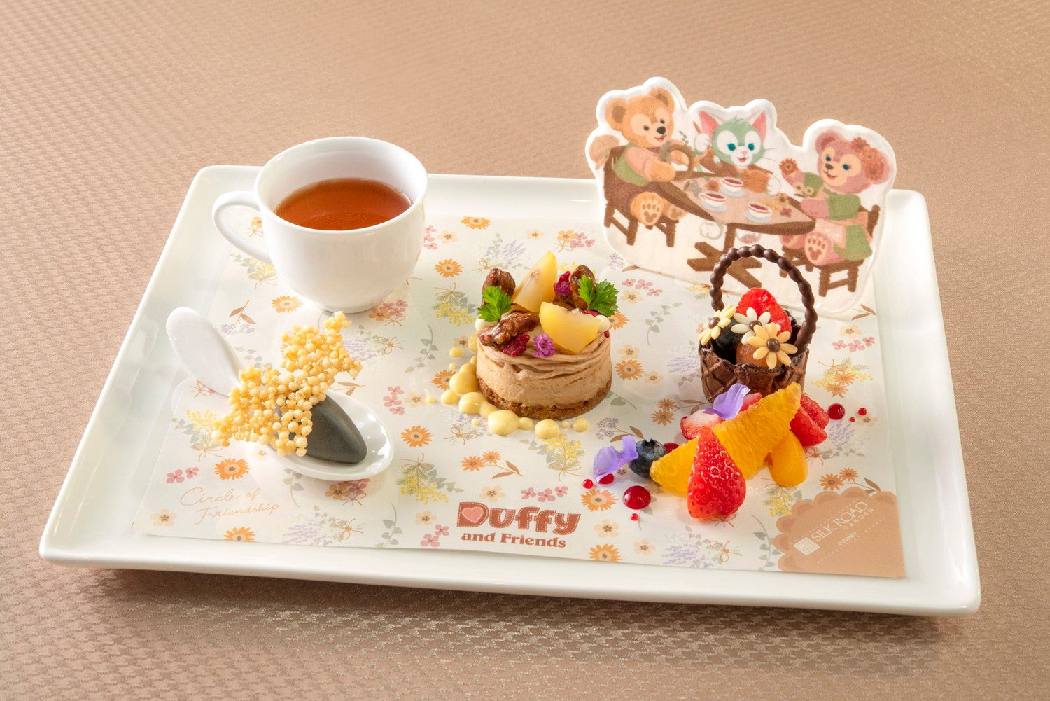 ダッフィー＆フレンズのモチーフをあしらったデザート（C）Disney