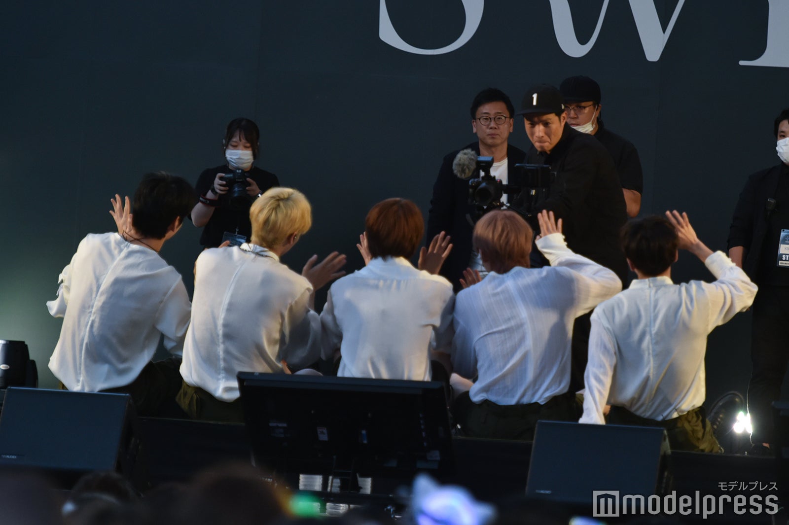 丸く背中を寄せ合うTOMORROW X TOGETHER（C）モデルプレス