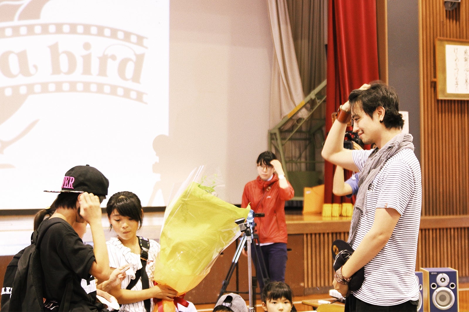 小学校を訪問（提供写真）