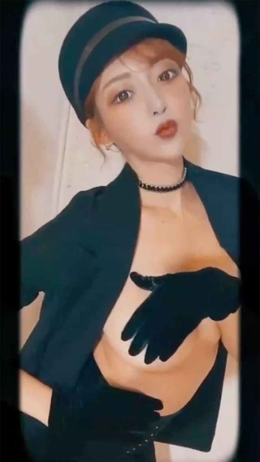 明日花キララ、“手ブラ”ショットで「こんな32歳どうですか？」バースデーに祝福の声続々